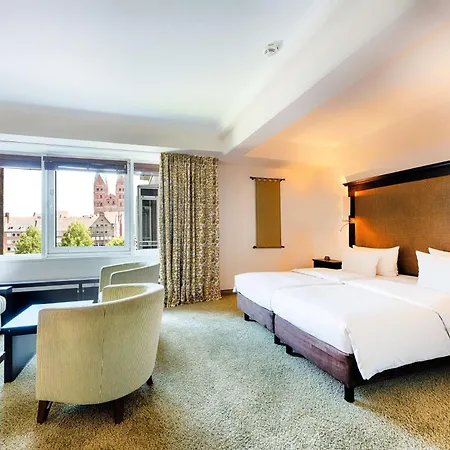 Radisson Blu Senator Hotel, Hotell